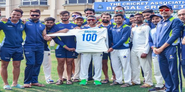 কল্যাণীতে অনুষ্টুপ মজুমদারের ১০০ তম ম্যাচের আগে সংবর্ধনা বাংলার