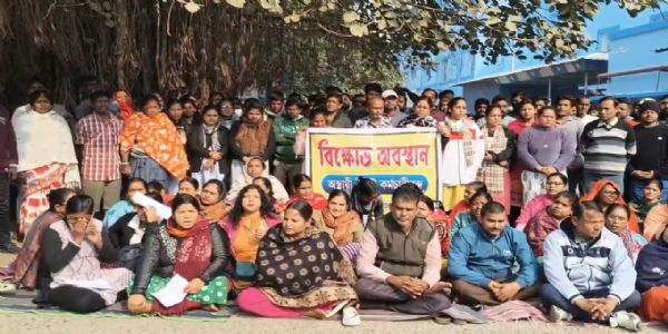 বকেয়া বেতন ও কাজ থেকে ছাঁটাইয়ের প্রতিবাদে কর্মবিরতি, অচল মালদা মেডিক্যাল কলেজ হাসপাতাল