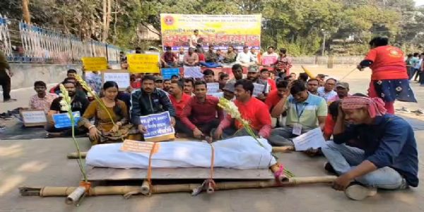 দাবি পূরণ না হওয়ায় বৃহত্তর আন্দোলনের ডাক, রামলীলা ময়দানে সিভিল ডিফেন্স যোদ্ধাদের অবস্থান ও মিছিল