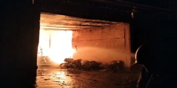 নাজিরাবাদ অগ্নিকাণ্ড: মৃতের সংখ্যা বেড়ে ৮, এখনও নিখোঁজ ২০ জন; ধ্বংসস্তূপে তল্লাশি চালাচ্ছে দমকল