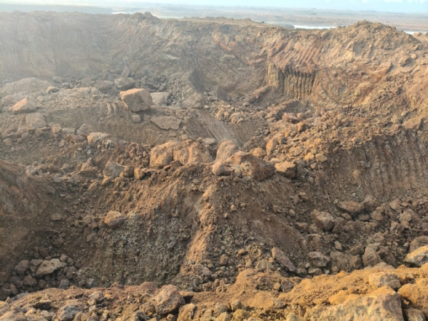 নদীর তীর থেকে অবৈধ মাটি উত্তোলন, প্রশাসনিক পদক্ষেপ নিয়ে প্রশ্ন নদীর তীর থেকে অবৈধ মাটি উত্তোলন, প্রশাসনিক পদক্ষেপ নিয়ে প্রশ্ন