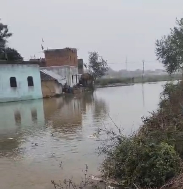 বাঁধ ভেঙে বিস্তীর্ণ ফসল তলিয়ে, গ্রামে ঘরে ঢুকল জল বাঁধ ভেঙে বিস্তীর্ণ ফসল তলিয়ে, গ্রামে ঘরে ঢুকল জল