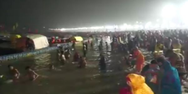 প্রথম স্নান, পৌষ পূর্ণিমা উপলক্ষ্যে প্রয়াগের ত্রিবেণী সঙ্গমে পুণ্যস্নান