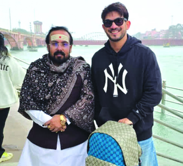 পূর্ণিমায় গঙ্গাস্নান করলেন টেলিভিশন অভিনেতা অর্জুন বিজলানি