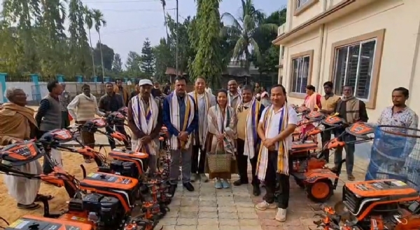 কৃষি সরঞ্জাম বিতরণ