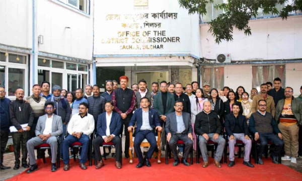 পদস্থ আধিকারিক এবং কর্মচারীদের সঙ্গে বিদায়ী জেলাশাসক মৃদুল যাদব