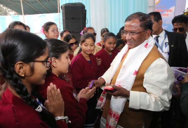 দৃষ্টিহীন শিক্ষাৰ্থীদের কাছে রাজ্যপাল লক্ষ্মণপ্রসাদ আচার্য দৃষ্টিহীন শিক্ষাৰ্থীদের কাছে রাজ্যপাল লক্ষ্মণপ্রসাদ আচার্য
