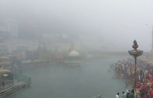 কনকনে ঠান্ডায় কাঁপছে উত্তর প্রদেশ, হরিদ্বারে তীব্র শীত কনকনে ঠান্ডায় কাঁপছে উত্তর প্রদেশ, হরিদ্বারে তীব্র শীত