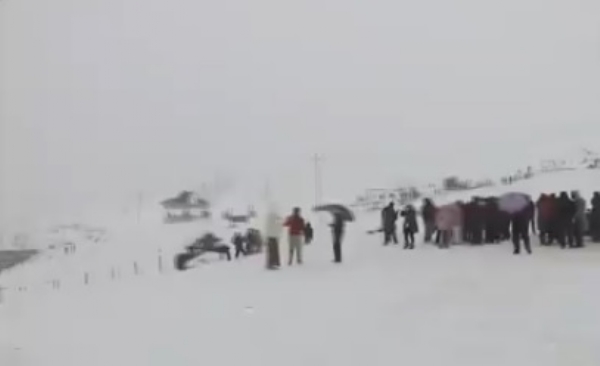 বরফের চাদরে ঢাকা পড়ল সোনমার্গ, খুশি পর্যটকরা