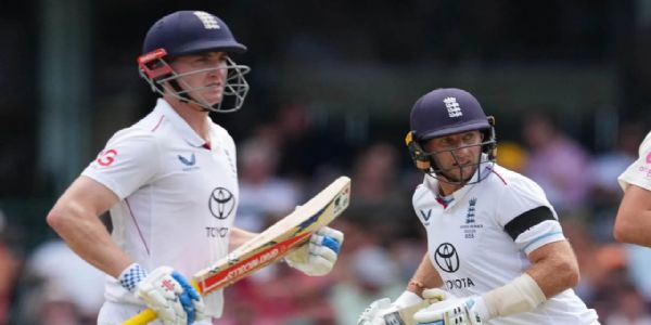 শুরুর ধাক্কা সামলে রুট-ব্রুক জুটি ইংল্যান্ডকে এগিয়ে নিয়ে যাচ্ছে