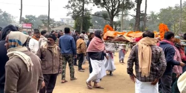 সৎকারে বাধা, সিরাজগঞ্জে লাশ নিয়ে হিন্দুদের বিক্ষোভ