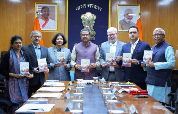 খুতবাত-ই-মোদী বইটি উন্মোচন করেন কেন্দ্রীয় মন্ত্রী ধর্মেন্দ্র প্রধান