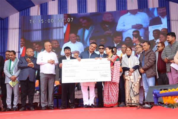 মুখ্যমন্ত্ৰী মহিলা উদ্যমিতা প্ৰকল্প-এর চেক প্রদান হিমন্তবিশ্ব শর্মার মুখ্যমন্ত্ৰী মহিলা উদ্যমিতা প্ৰকল্প-এর চেক প্রদান হিমন্তবিশ্ব শর্মার