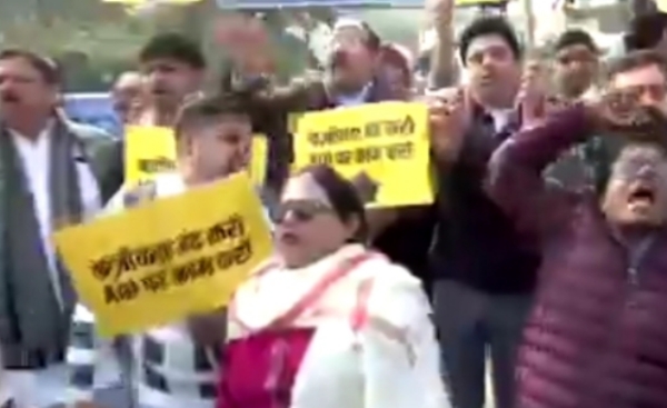 দিল্লিতে দূষণ ইস্যুতে মঙ্গলেও বিক্ষোভ এএপি-র, তোপ বিজেপি-কে দিল্লিতে দূষণ ইস্যুতে মঙ্গলেও বিক্ষোভ এএপি-র, তোপ বিজেপি-কে