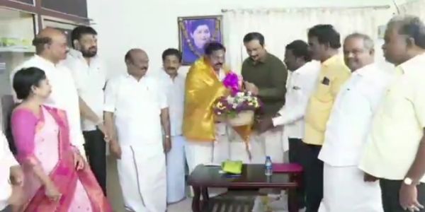 তামিল রাজনীতিতে নতুন সমীকরণ, হাত মেলালেন পালানিস্বামী ও অম্বুমণি