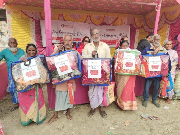 শতাধিক দুঃস্থদের শীতবস্ত্র বিতরণ পাথরপ্রতিমায়