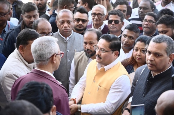 শিলচরে মন্ত্রী-সাংসদ-বিধায়ক সহ অন্য নেতাদের সঙ্গে দিলীপ শইকিয়া শিলচরে মন্ত্রী-সাংসদ-বিধায়ক সহ অন্য নেতাদের সঙ্গে দিলীপ শইকিয়া