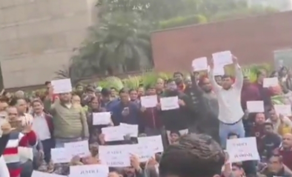 দিল্লিতে আদালত কর্মীর আত্মহত্যার চেষ্টা, বিচারের দাবিতে উঠল স্লোগান