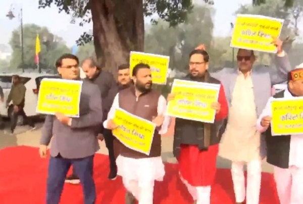 দিল্লি সরকারের বিরুদ্ধে ধর্ণা এএপি বিধায়কদের দিল্লি সরকারের বিরুদ্ধে ধর্ণা এএপি বিধায়কদের