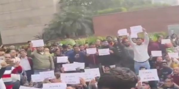 দিল্লিতে আদালত কর্মীর আত্মহত্যার চেষ্টা, বিচারের দাবিতে উঠল স্লোগান
