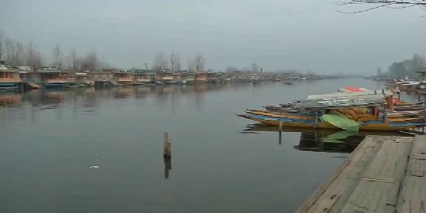 শীতে জবুথবু কাশ্মীর, নানা স্থানে রাস্তায় চলছে বরফ সরানোর কাজ