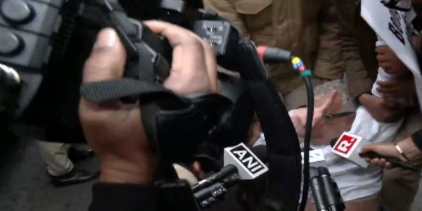 দিল্লি পুলিশকে তোপ মহুয়া ও প্রতিমার, ধস্তাধস্তিতে পড়ে গেলেন ডেরেক