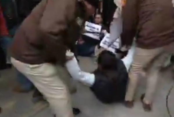 পুলিশের সঙ্গে বচসা ও ধস্তাধস্তি, আটক ডেরেক-সহ ৮ সাংসদ