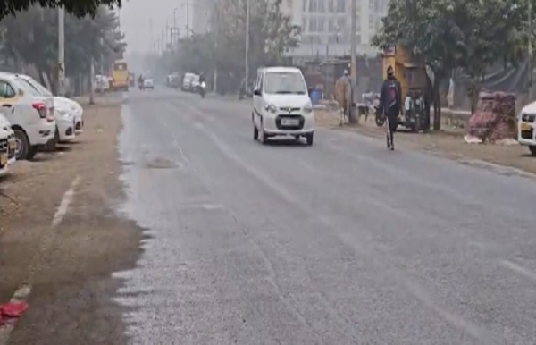 কনকনে শীতের মধ্যেই বৃষ্টি দিল্লিতে, দূষণ পিছু ছাড়ছেই না