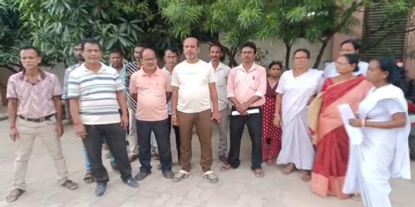 পূজা অ্যাডভান্স ও নিয়মিতকরণের দাবিতে আইজিএম হাসপাতালে ডিআরপি কর্মীদের গণঅবস্থান