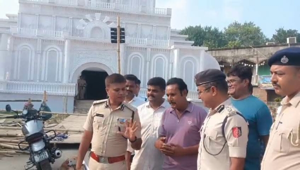 দুর্গা পুজো পরিস্থিতি খতিয়ে দেখছেন পুলিশ আধিকারিক