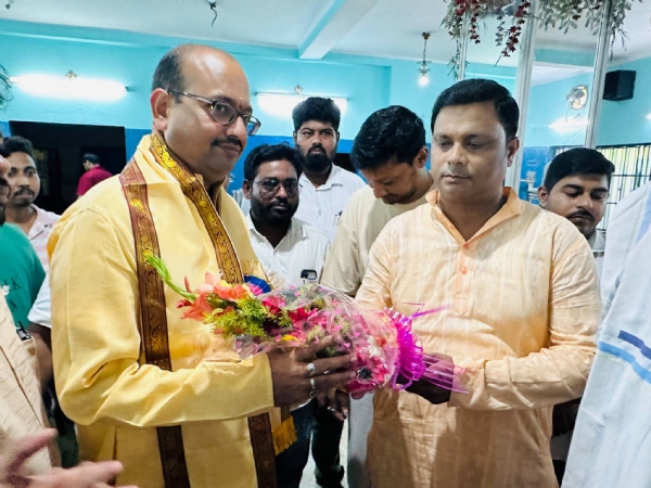 বস্ত্র বিতরণ ও রক্তদান শিবিরে চন্দননগরের বিধায়ক দীপাঞ্জন গুহ