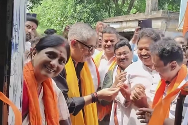 বাস পরিষেবা শুরু করছেন দীপাঞ্জন চক্রবর্তী