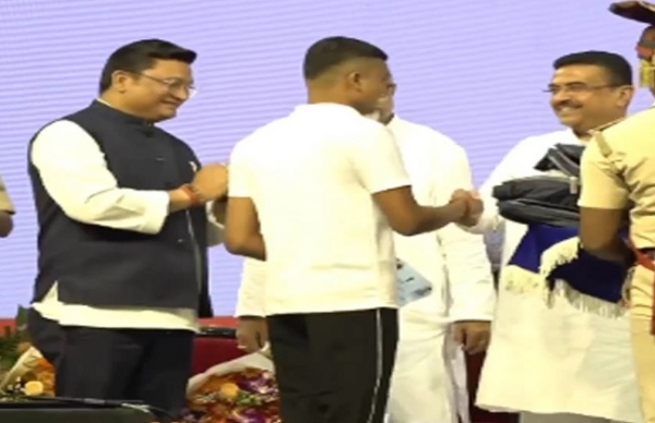 पश्चिम बंगाल पुलिस के नियुक्ति पत्र वितरण कार्यक्रम में मुख्यमंत्री शुभेंदु अधिकारी