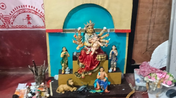 কিশোর হাতে দুর্গা প্রতিমা কিশোর হাতে দুর্গা প্রতিমা