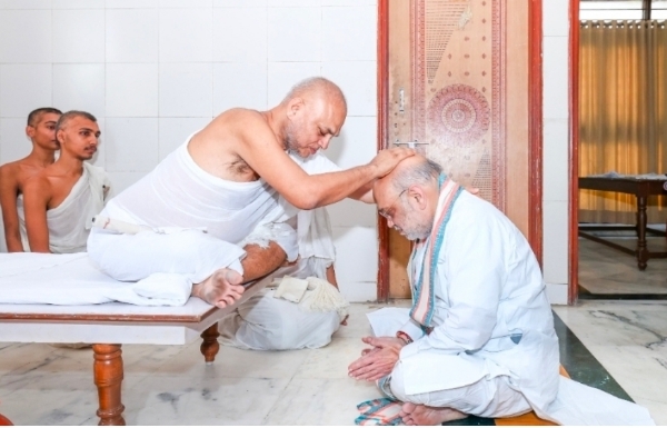 ### আহমেদাবাদে জৈন আচার্যদের আশীর্বাদ নিলেন কেন্দ্রীয় স্বরাষ্ট্রমন্ত্রী অমিত শাহ
