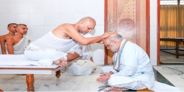 আহমেদাবাদে জৈন আচার্যদের আশীর্বাদ নিলেন কেন্দ্রীয় স্বরাষ্ট্রমন্ত্রী অমিত শাহ