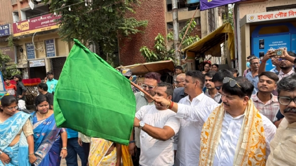হাওড়া থেকে বাসযাত্রার সূচনায় পরিবহন মন্ত্রী অর্জুন সিং হাওড়া থেকে বাসযাত্রার সূচনায় পরিবহন মন্ত্রী অর্জুন সিং