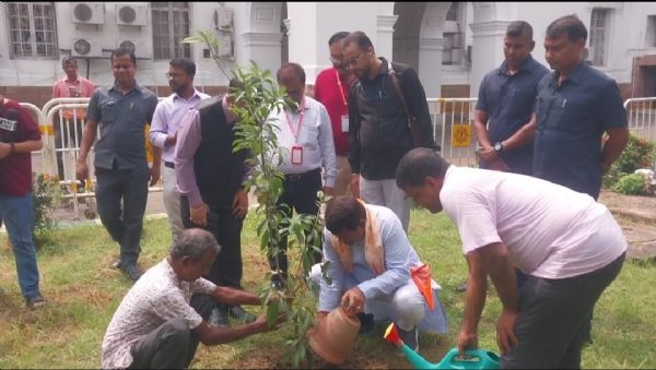 বিধানসভায় বৃক্ষরোপণ কর্মসূচিতে অধ্যক্ষ রথীন্দ্র বোস