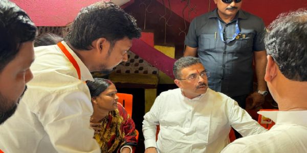 (আপডেট) চোরবাগান দুর্ঘটনায় মৃত পিয়ালী প্রামাণিকের পরিবারের সঙ্গে সাক্ষাৎ মুখ্যমন্ত্রীর, পাশে থাকার আশ্বাস