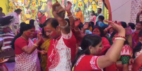 দুর্গাপুরে সিঁদুর খেলা ও ঢাকের তালে উমাকে বিদায়