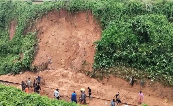 ধসের জেরে কেরলেমে লাইনচ্যুত এক্সপ্রেস ট্রেন, অল্পের জন্য রক্ষা যাত্রীদের