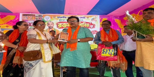 প্রয়াত রাজা দাসের স্মরণে চুঁচুড়ায় স্বেচ্ছায় রক্তদান শিবির, উপস্থিত বিধায়ক সুবীর নাগ