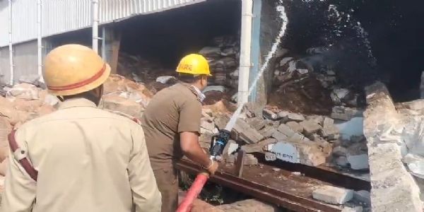 দুর্গাপুরের গোপালপুরে এসার অয়েলের গোডাউনে ভয়াবহ আগুন, পুড়ল বিপুল পরিমাণ পলিমার ও কাঠগুঁড়ো