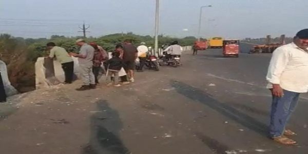 ভোপালে সেতুর দেওয়াল ভেঙে ২০ ফুট নিচে ট্রাক, গুরুতর আহত চালক