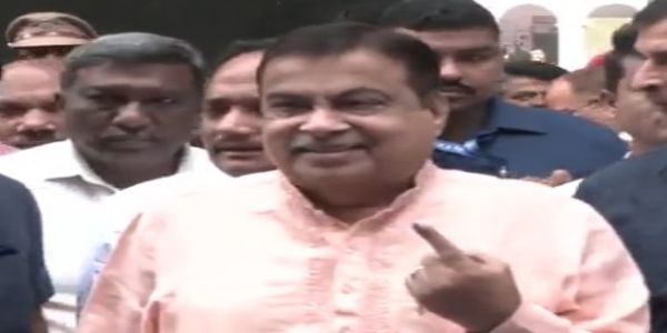 নাগপুরে স্নাতক বিধান পরিষদ নির্বাচনে ভোট দিলেন নিতিন গডকড়ী, জয়ের বিষয়ে আত্মবিশ্বাসী