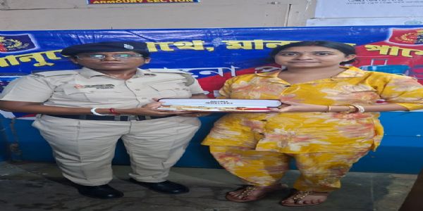 দুই জিআরপি থানার তৎপরতায় উদ্ধার প্রায় সাত লক্ষ টাকার সোনার গয়না, মালিককে ফেরাল পুলিশ