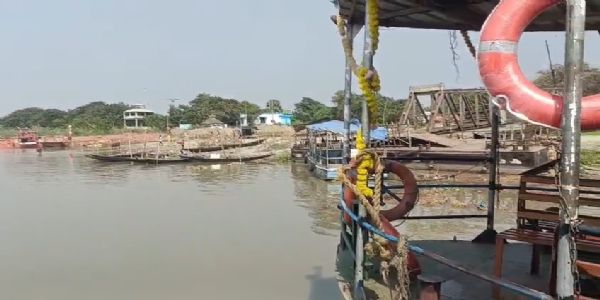 (আপডেট) বিসর্জনের সময় প্রতিমার নিচে চাপা পড়ে তলিয়ে গেলেন ব্যক্তি, উত্তেজনা কালনা ফেরিঘাটে! বন্ধ শান্তিপুর-কালনা ফেরি চলাচল