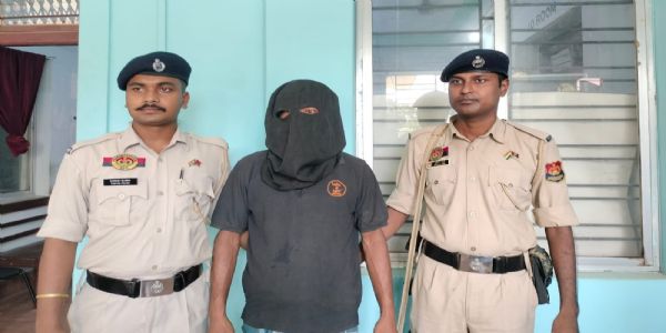 কদমতলায় শ্বশুরবাড়ি থেকে বাংলাদেশি নাগরিক আটক, মামলা রুজু