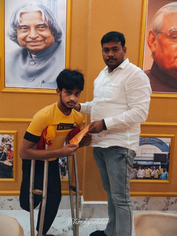 সাহায্য তুলে দিচ্ছেন বিধায়ক সুশান্ত ঘোষ