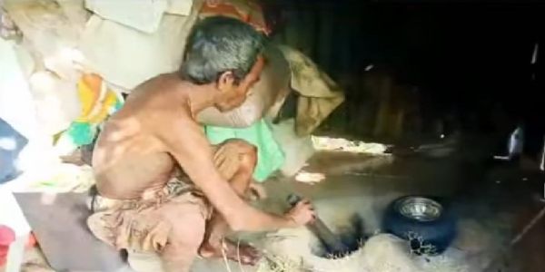 বিলাসবহুল বাড়ির পাশে বৃদ্ধ বাবার ঠাঁই অন্ধকার কুঠুরিতে!